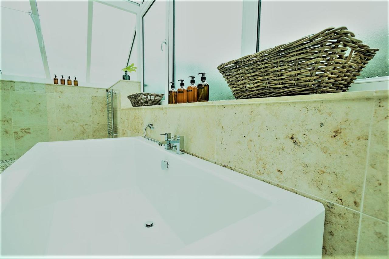 Ecton House Bed & Breakfast Нюпорт Екстериор снимка