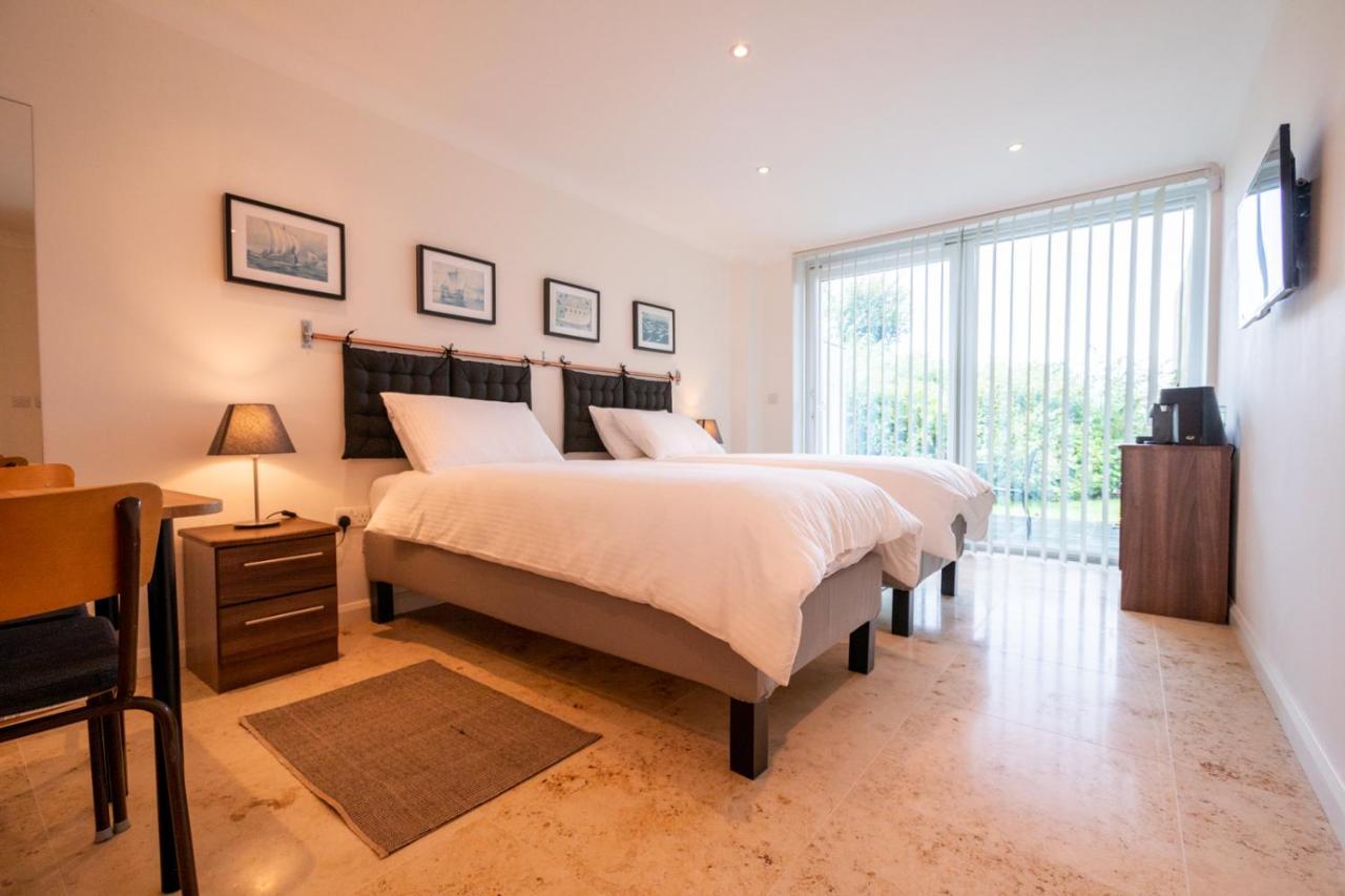 Ecton House Bed & Breakfast Нюпорт Екстериор снимка